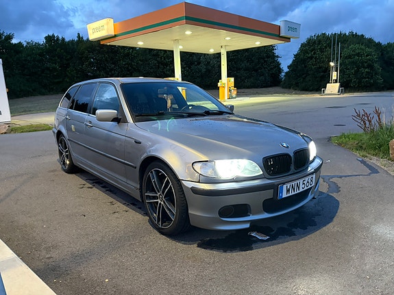 BMW 320i 2 of 5