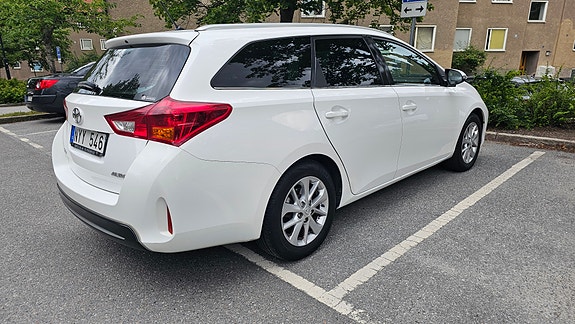 Toyota Auris 4 of 5