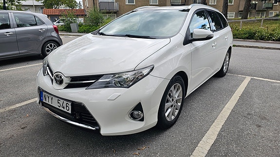 Toyota Auris 2 of 5