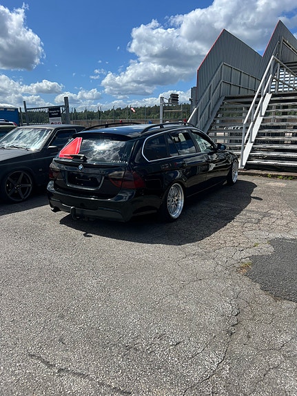 BMW 325i 3 of 7