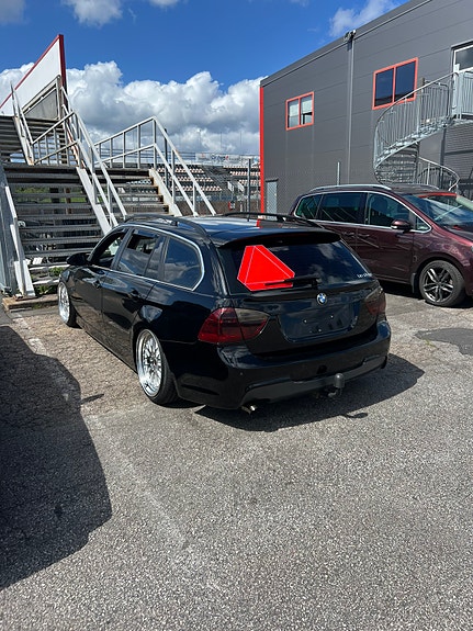 BMW 325i 2 of 7