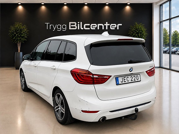 BMW 218 3 of 5
