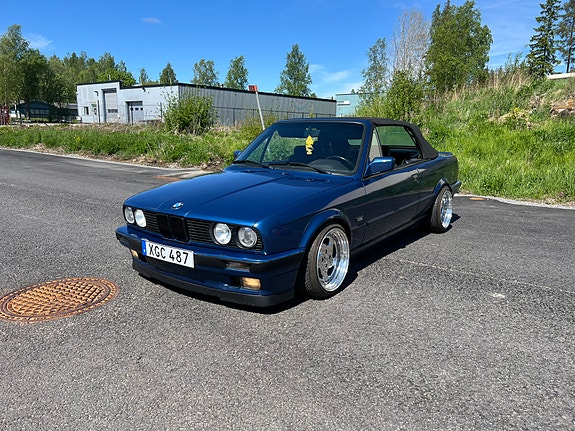 BMW 320i 3 of 17