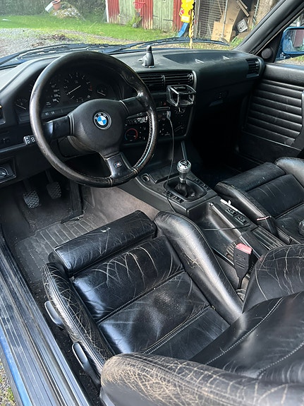 BMW 320i 8 of 17