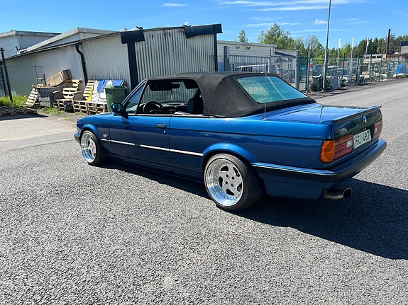 BMW 320i 4 of 17