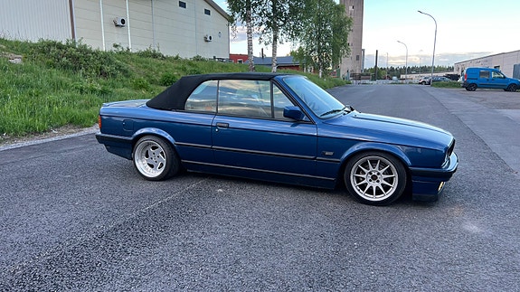 BMW 320i 7 of 17