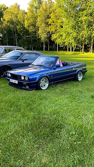 BMW 320i 2 of 17