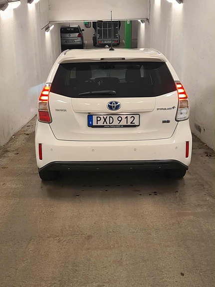 Toyota Prius+ 2 of 7