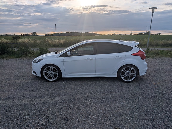 Ford Focus 2 of 8