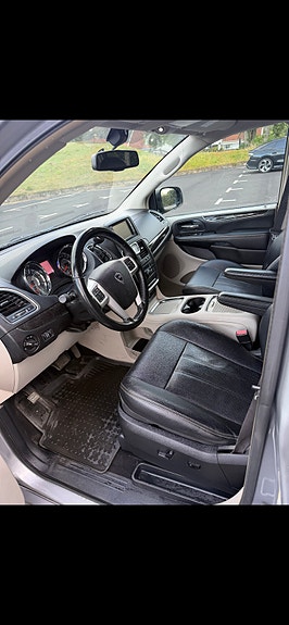 Lancia Voyager 4 of 5