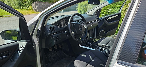 Mercedes-Benz B170 3 of 6