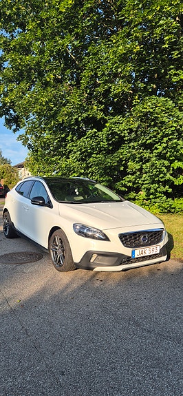 Volvo V40 Cross Country 2 of 5