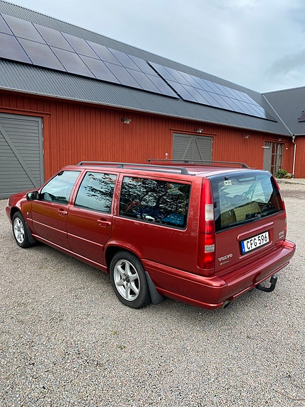 Volvo V70 2 of 5