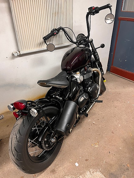 Triumph BONNEVILLE BOBBER STEALTH EDITION 7 of 8