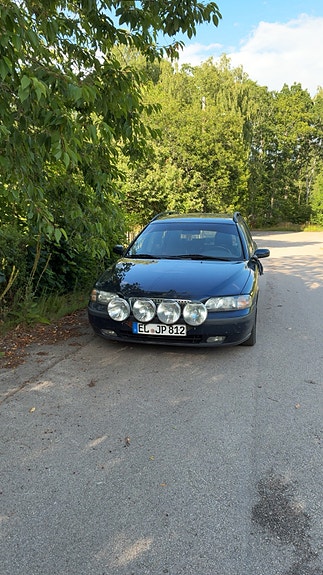 Volvo V70 3 of 5