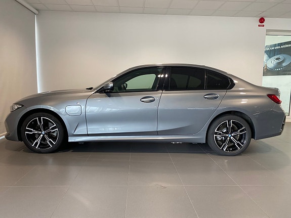 BMW 330e 2 of 5