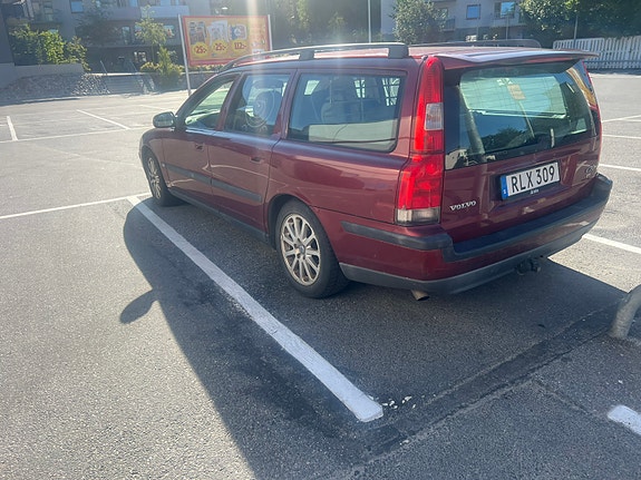 Volvo V70 3 of 5