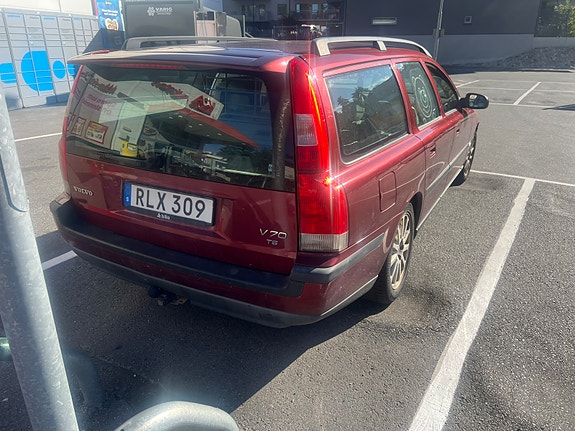 Volvo V70 2 of 5