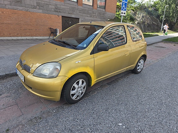 Toyota Yaris 2 of 3