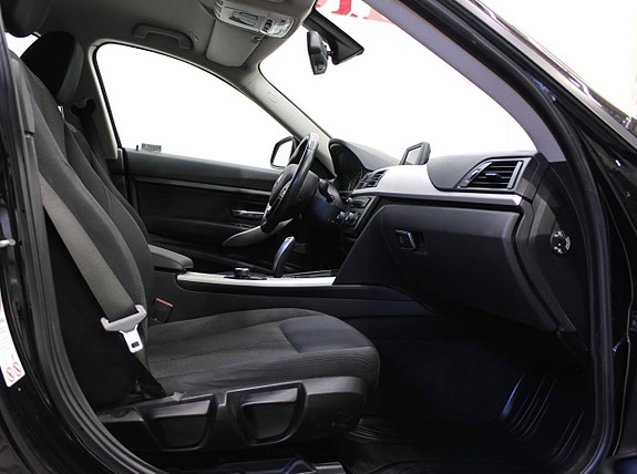 BMW 318d 11 of 17