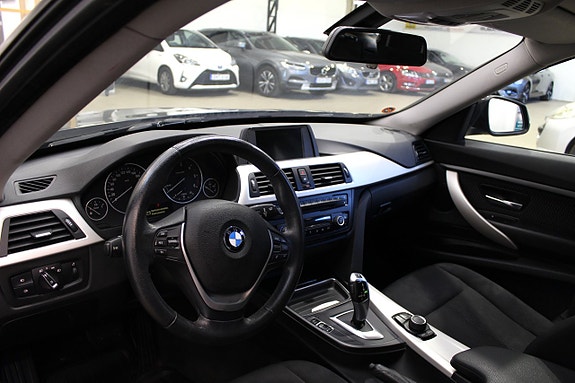 BMW 318d 15 of 17