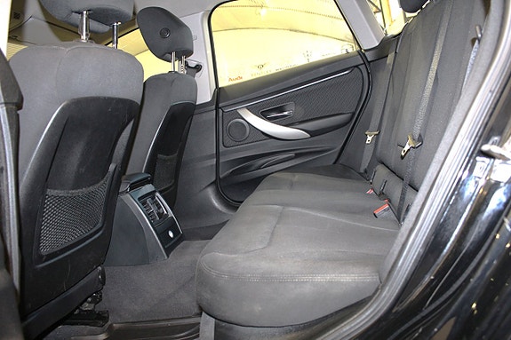 BMW 318d 13 of 17