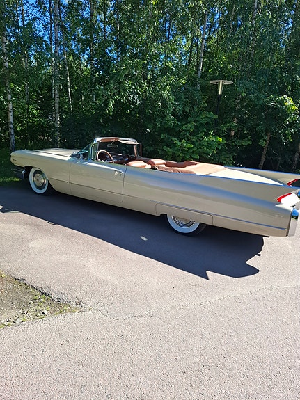 Cadillac Cab DeVille 5 of 5