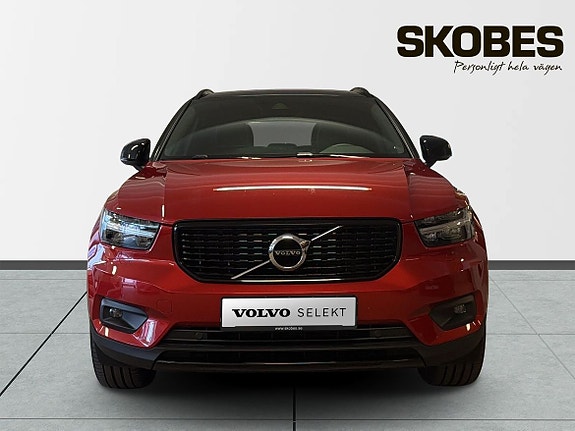 Volvo XC40 2 of 5