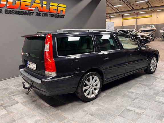 Volvo V70 2 of 5