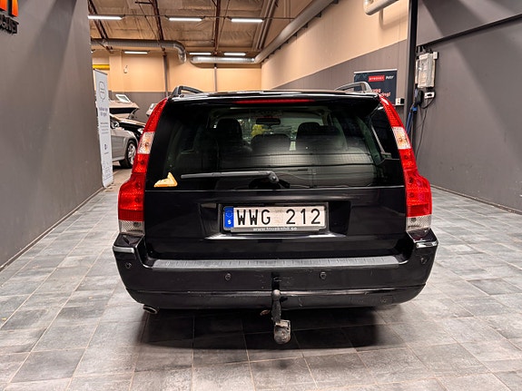 Volvo V70 3 of 5