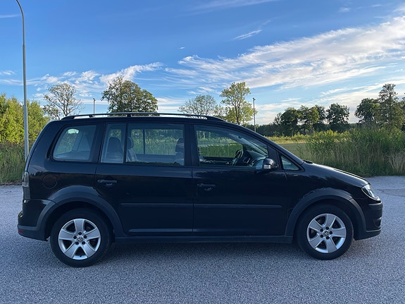 Volkswagen Touran Cross 2 of 5