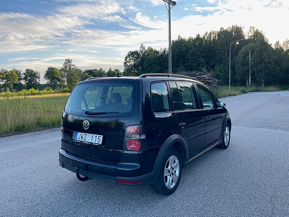 Volkswagen Touran Cross 3 of 5
