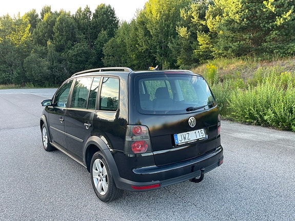 Volkswagen Touran Cross 4 of 5