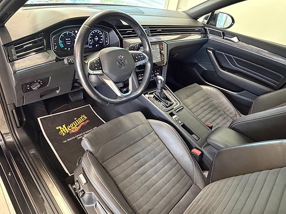 Volkswagen Passat 10 of 23