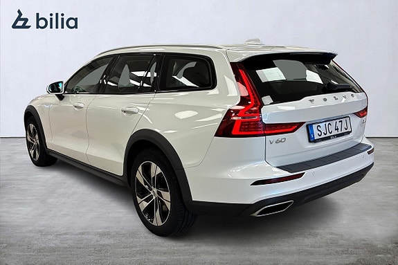 Volvo V60 Cross Country 2 of 5