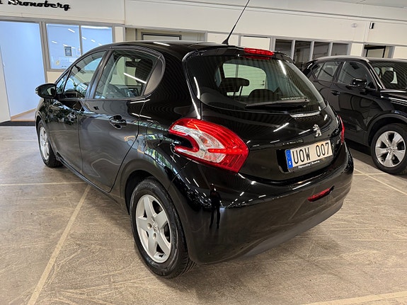 Peugeot 208 4 of 15