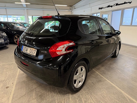Peugeot 208 3 of 15