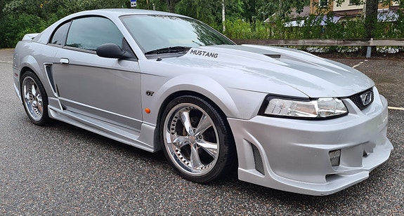 Ford Mustang 2 of 5