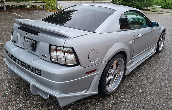 Ford Mustang 3 of 5