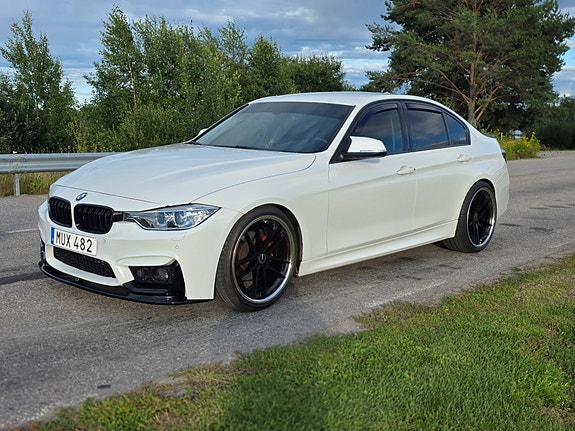 BMW 320d 2 of 5