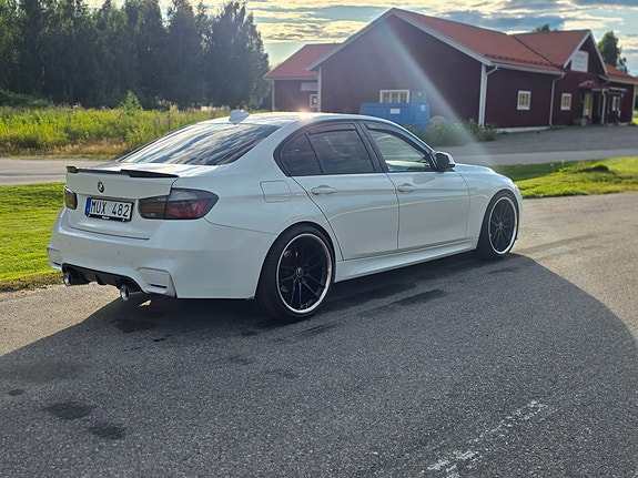 BMW 320d 4 of 5
