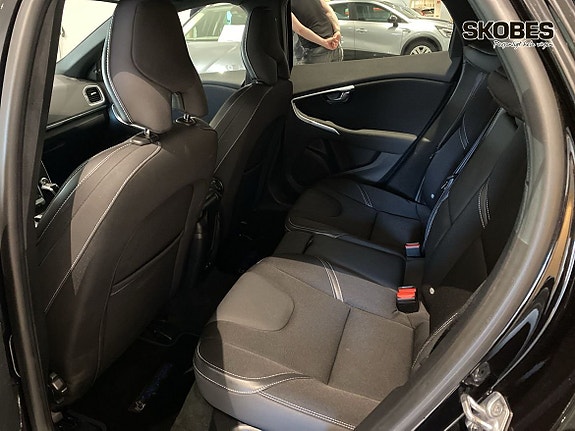 Volvo V40 8 of 16