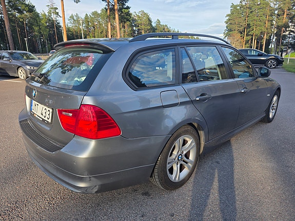 BMW 318i 4 of 5
