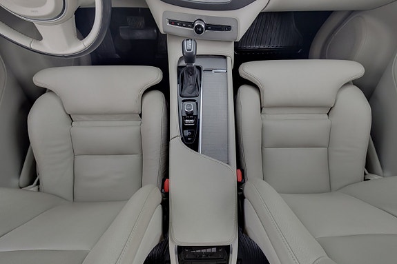 Volvo XC90 16 of 28