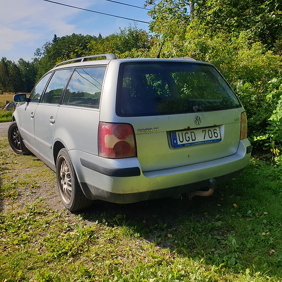 Volkswagen Passat 2 of 2