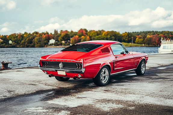 Ford Mustang 4 of 5