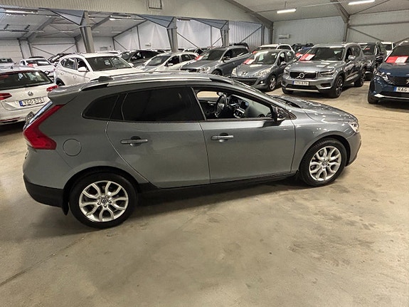 Volvo V40 Cross Country 3 of 5