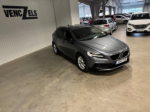 Volvo V40 Cross Country 2 of 5