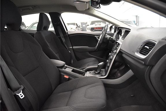 Volvo V40 12 of 16