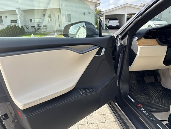 Tesla Model S 6 of 11